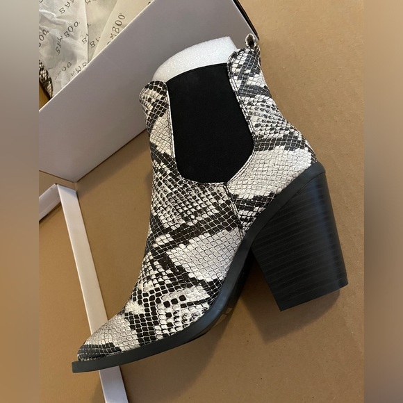 ❗️Free Shipping❗️“Snake skin” booties - Picture 2 of 5